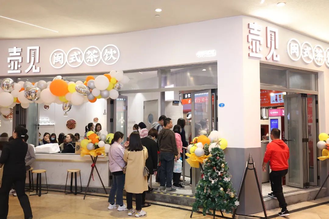 奈雪上市、中端茶饮集中爆发，新品牌的机会在哪里？